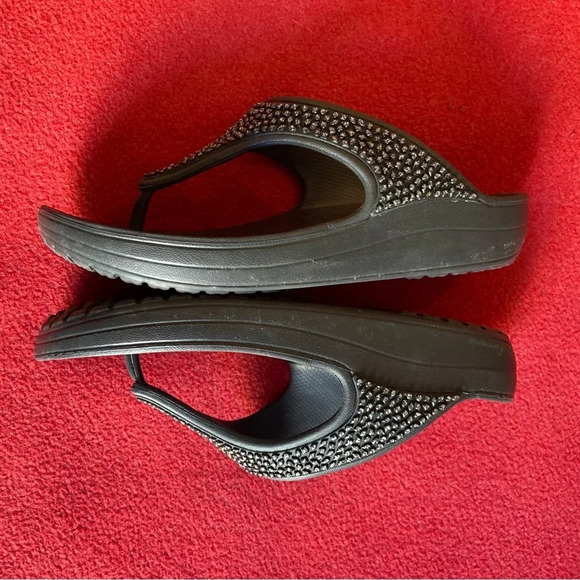 CROCS Sz 10 studded Front Post Platform Thing Style Slip On Sandals - Picture 8 of 12
